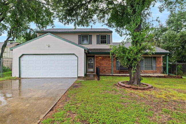 Building Photo - 1702 Oakridge Dr