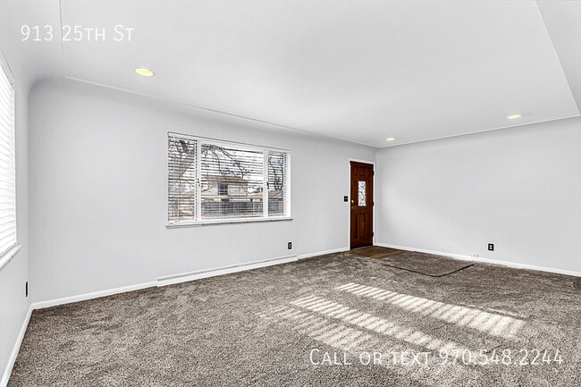 Building Photo - 913 25th St