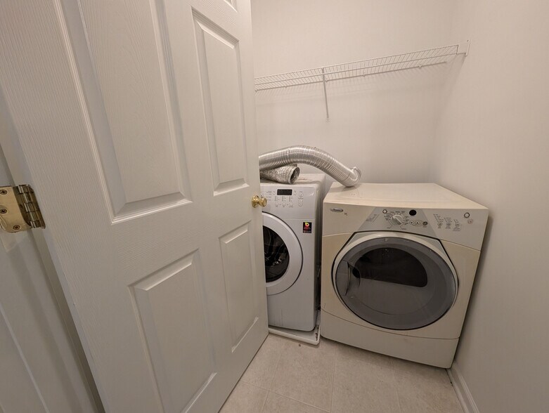 Building Photo - Room in Townhome on Dunford St