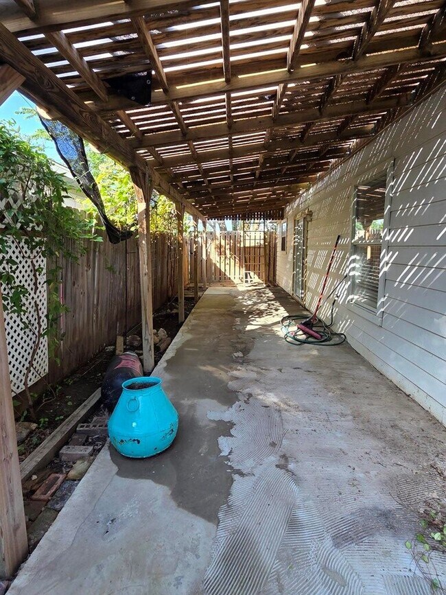 Building Photo - 121 Amelia Ct