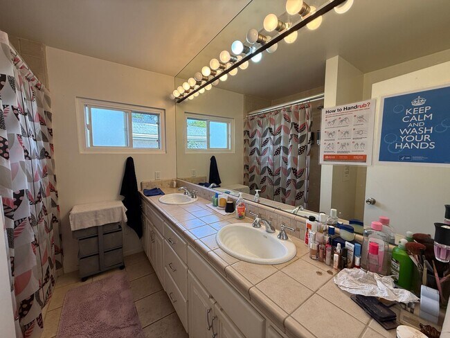 Building Photo - 5223-5225 E Falls View Dr