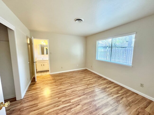 Building Photo - 604 Radcliffe Dr