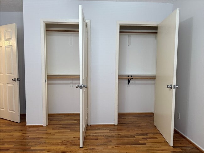 Building Photo - 425 E 9th St