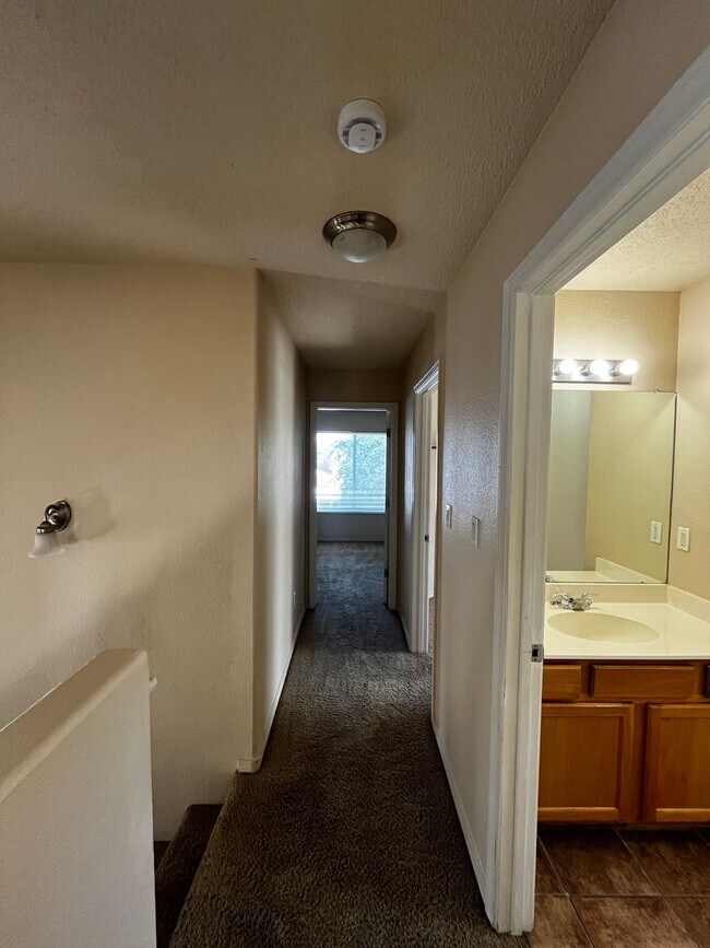 Building Photo - Spacious 2 story, 3br, 2.5b, 1,860sq ft, o...