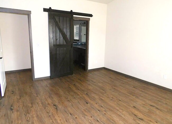 Building Photo - Great Post Falls Location!