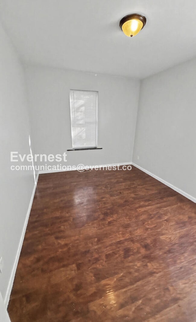 Building Photo - 3 Bed, 1 Bath Home with Fenced Yard / Available Soon!