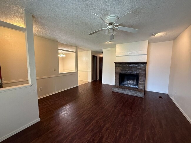 Building Photo - A 3 bed, 2 bath Duplex in Broken Arrow