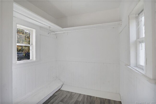 Building Photo - 752 Main St