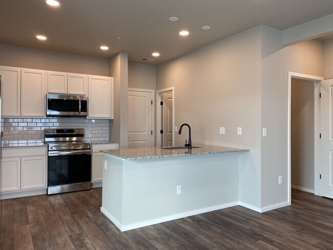 Building Photo - Stunning Townhome in Northridge Trails