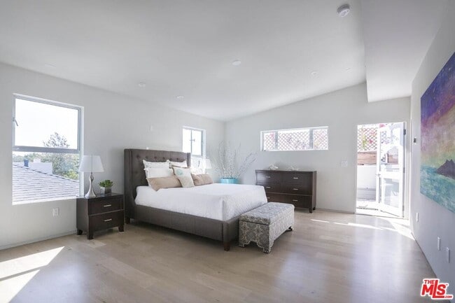 Building Photo - 613 6th Ave