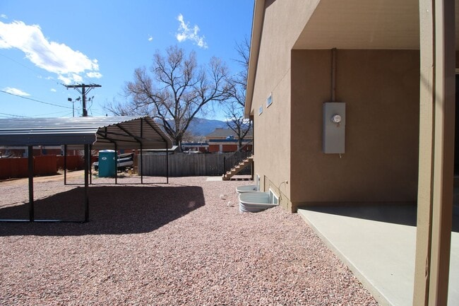 Building Photo - 943 E Moreno Ave
