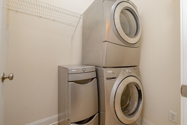 Building Photo - AVAILABLE TO SHOW!