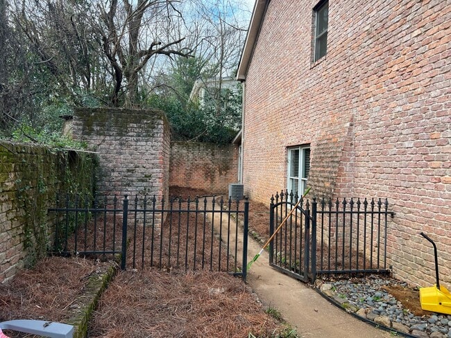 Building Photo - 6 Bedroom Pierce Ave