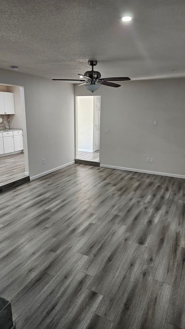 Building Photo - Large 3 bedroom 2 bath