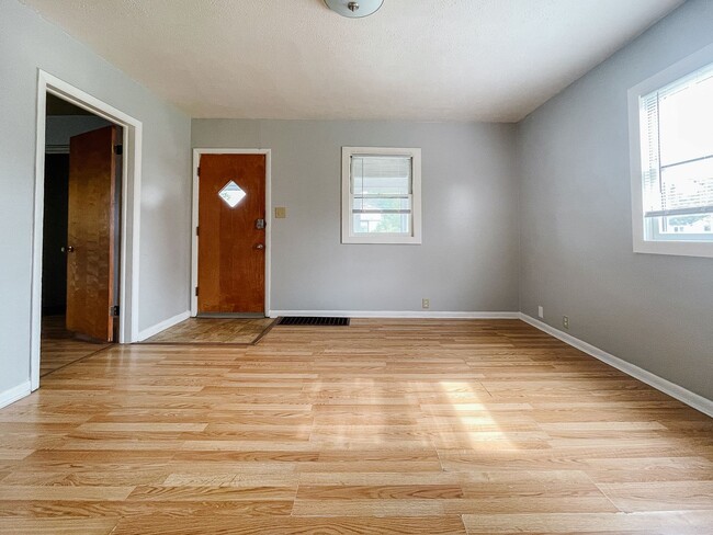 Building Photo - Enclosed Porch