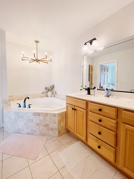 Master Bathroom (Jetted Tub) - 4644 Lake Dr