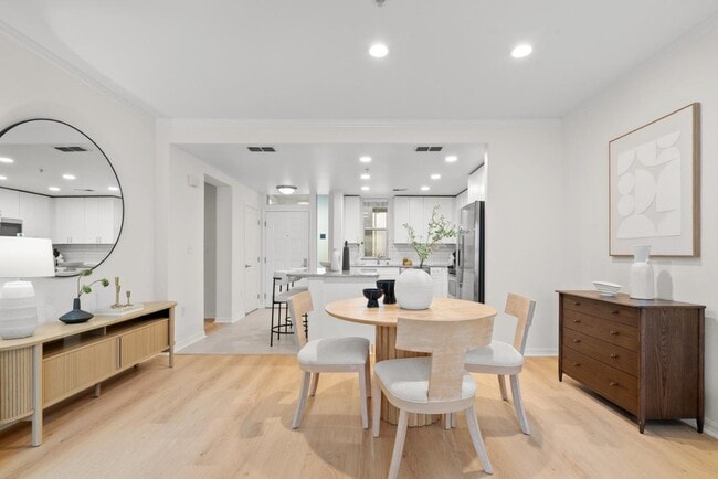 Building Photo - APARTMENT