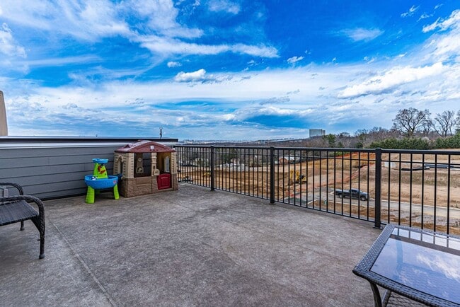 Building Photo - Luxury Townhome with Stunning Views and Pr...
