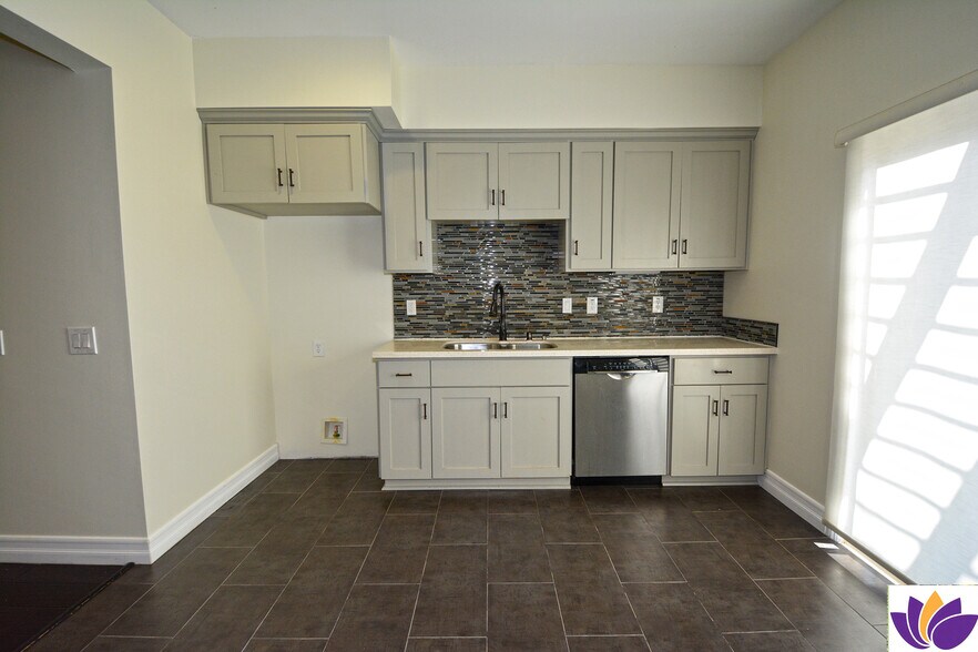 Building Photo - 1093 Avoca Ave