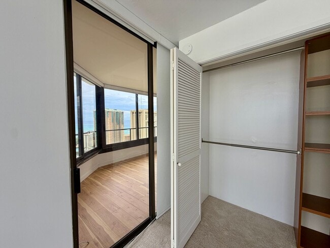 Building Photo - Luxury High-Floor Condo with Panoramic Ocean & Diamond Head Views | 2 Parking | Great Building Am...