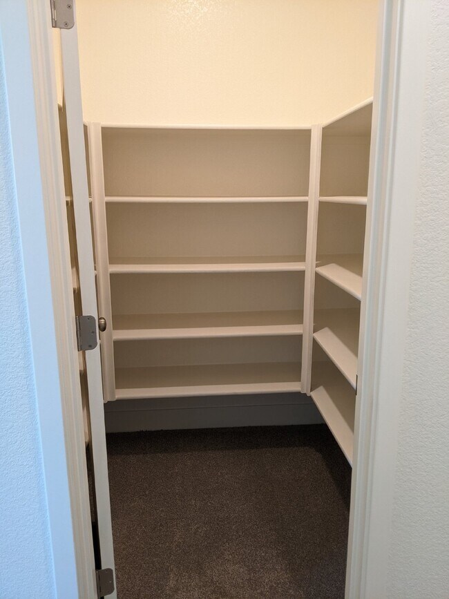 Building Photo - Prime location in Merced!