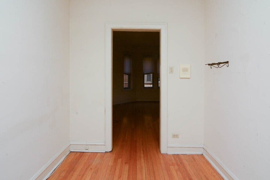 Building Photo - 4327 N Paulina St