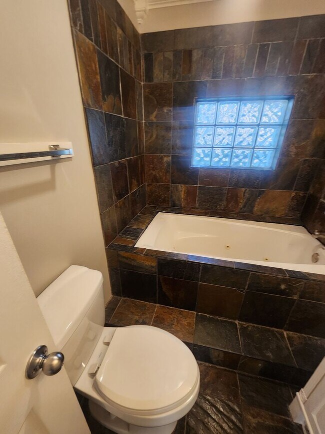 Building Photo - Updated 3 bedroom 1.5 home great for enter...