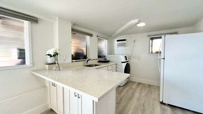 Building Photo - NEW PRICE - Newly Renovated Studio with 1 Bath & Washer/Dryer in Maunalani Heights!