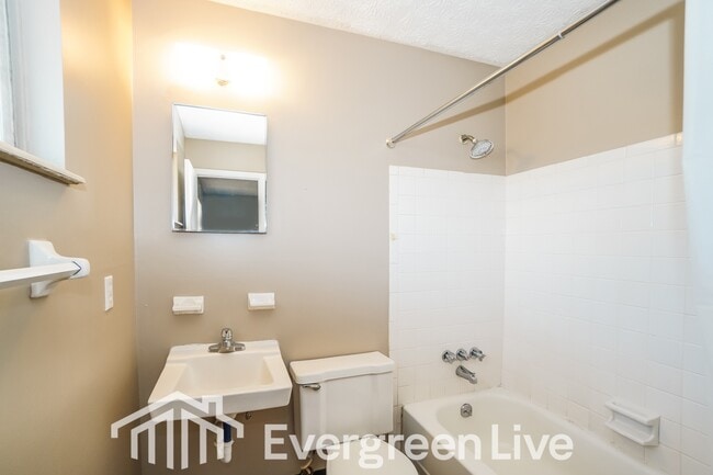 Building Photo - 15 Kanpur Pl