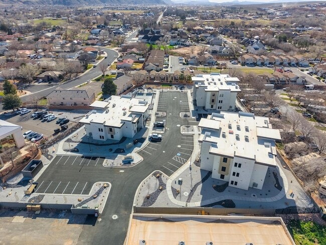 Building Photo - 983 W State St