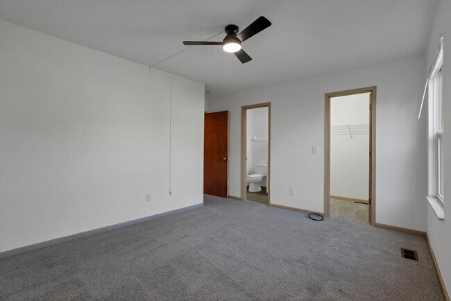 Building Photo - 950 Robmeyer Dr