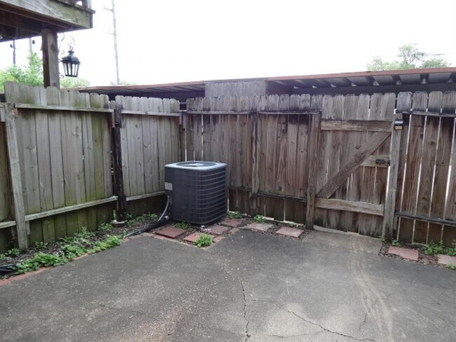 Building Photo - 15521 Weldon Dr