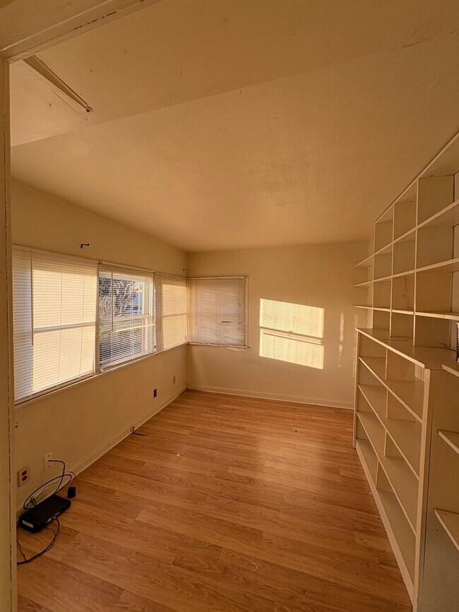 Building Photo - California St