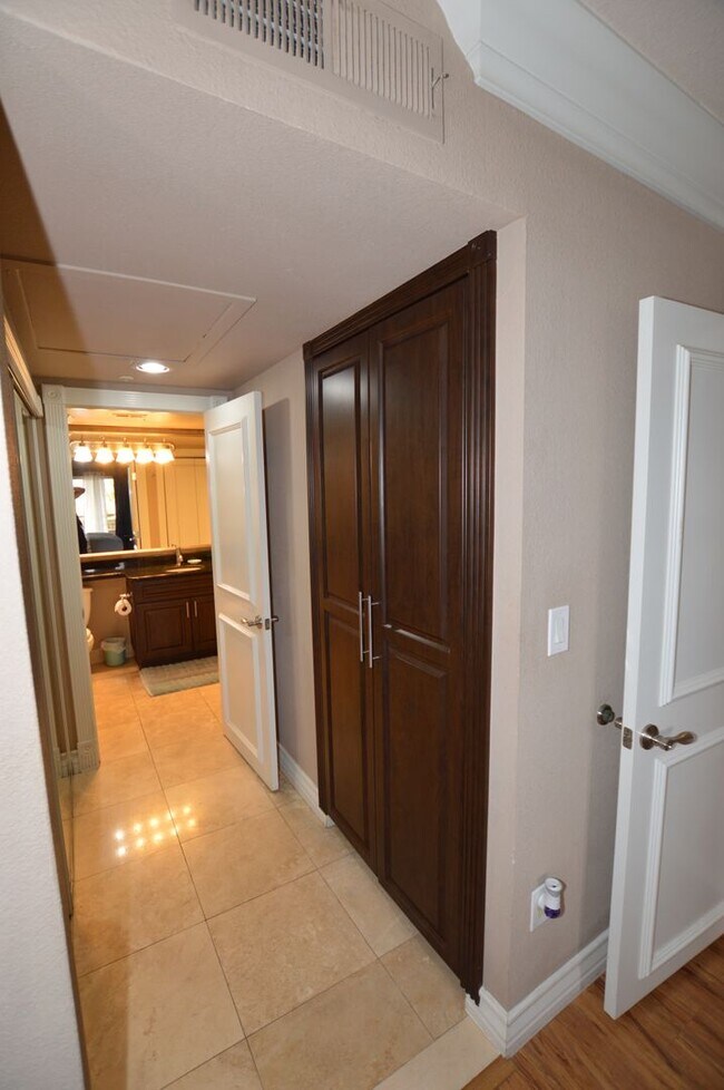 Building Photo - Meridian 1 Bed | 1 Bath Top-Floor Unit with Great City Views.Newly Upgraded with Laminate Floorin...