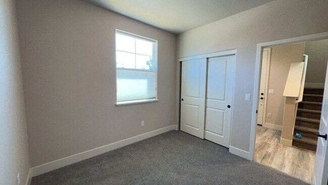 Building Photo - Charming & NEW! 2/2/2 Townhome in Gardnerv...