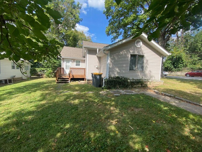 Primary Photo - 115 1/2 E 16th