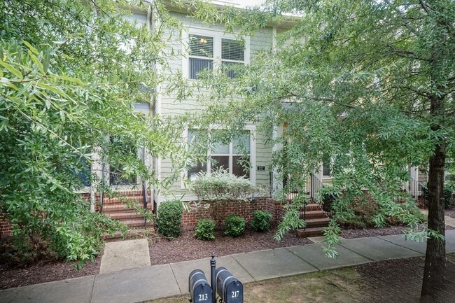 Building Photo - GORGEOUS Well maintained Two Bedroom Townhome!