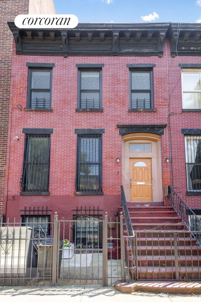 Building Photo - 294 Putnam Ave