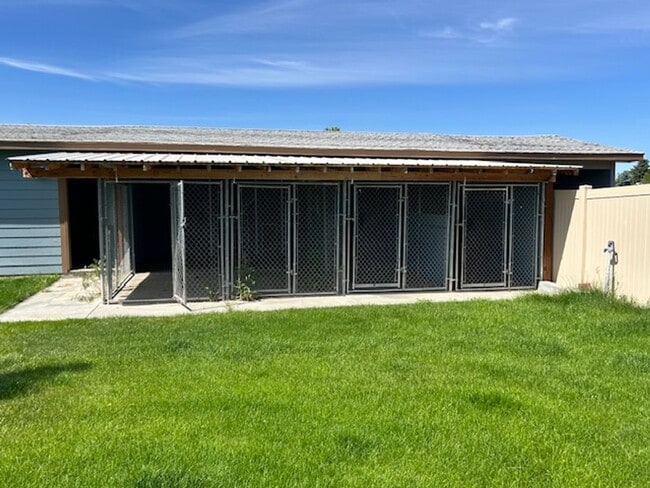 Building Photo - Country charm!