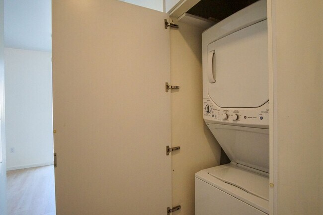 Building Photo - Modern 2-Bedroom w/Washer & Dryer Ready Late March!