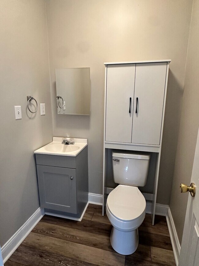 Building Photo - 810 W Country Club Dr