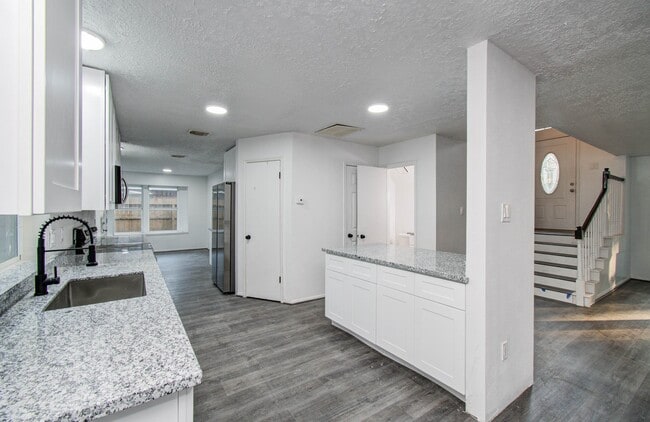 Building Photo - 5006 Village Springs Dr