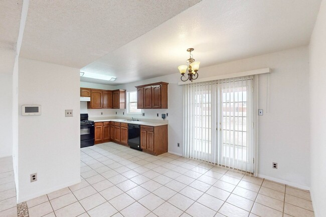 Building Photo - Beautiful 4 bedroom, 2 bath home in Northeast El Paso!