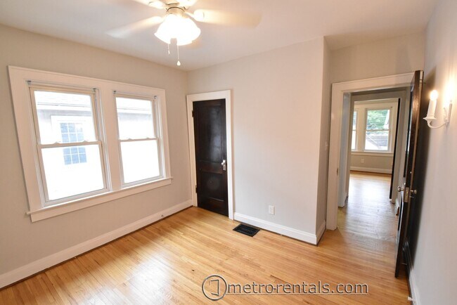 Building Photo - 2832-2834 Indianola Avenue