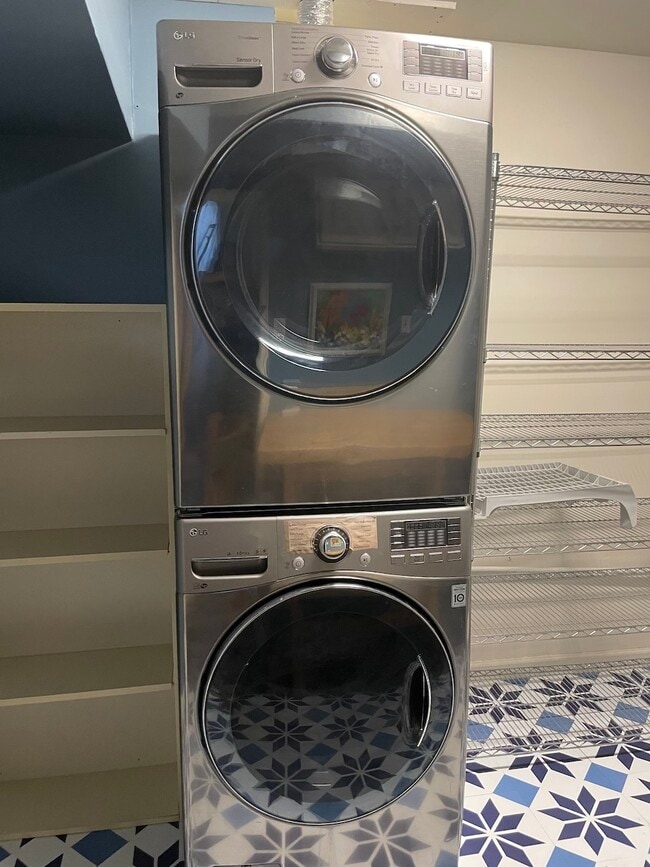 Building Photo - 230 Nottingham Rd