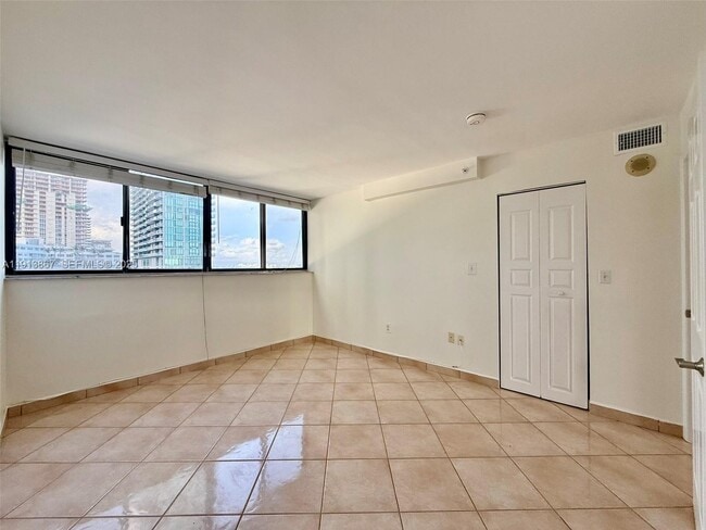 Building Photo - 555 NE 30th St