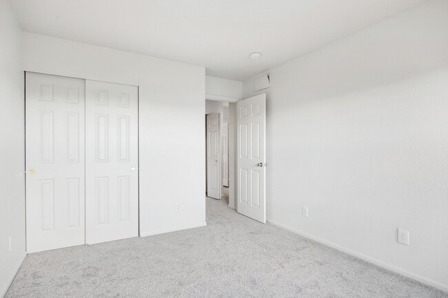 Building Photo - 2 bed/ 2.5 bath duplex in established neighborhood with corner lot