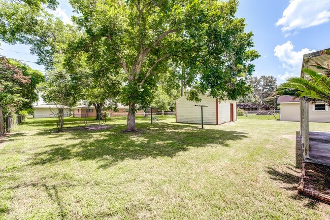 Building Photo - 305 Yaupon St