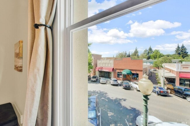 Building Photo - 528 Main St