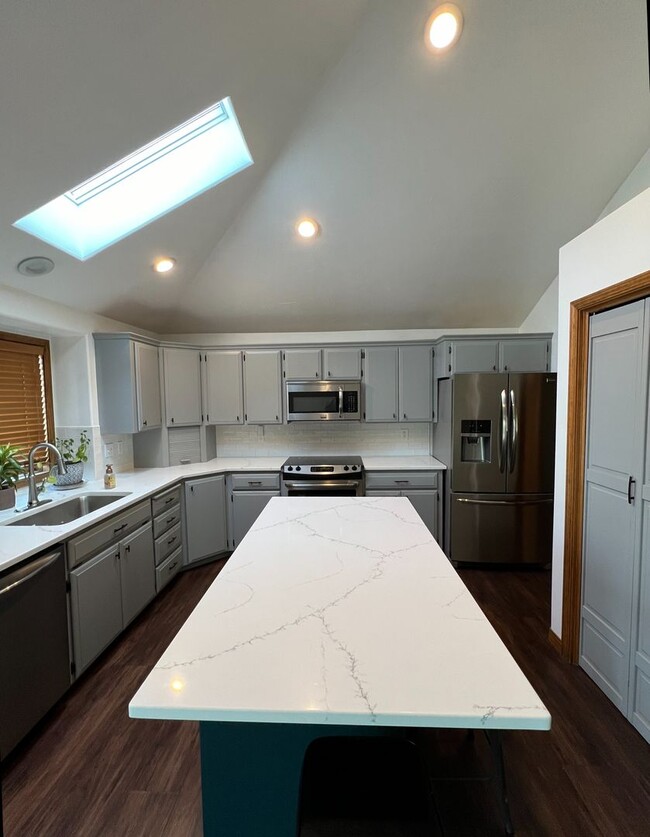 Building Photo - 5 Bedroom 3 Bathroom house coming soon